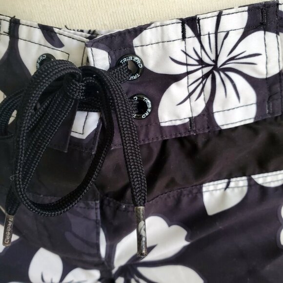 NWT Tribord Black & White Floral Hawaiian Print Board Shorts Surfing Size 24/25 - Picture 8 of 16